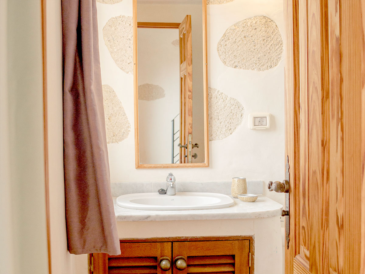 Bathroom-2-Shared-Quad-with-Balcony