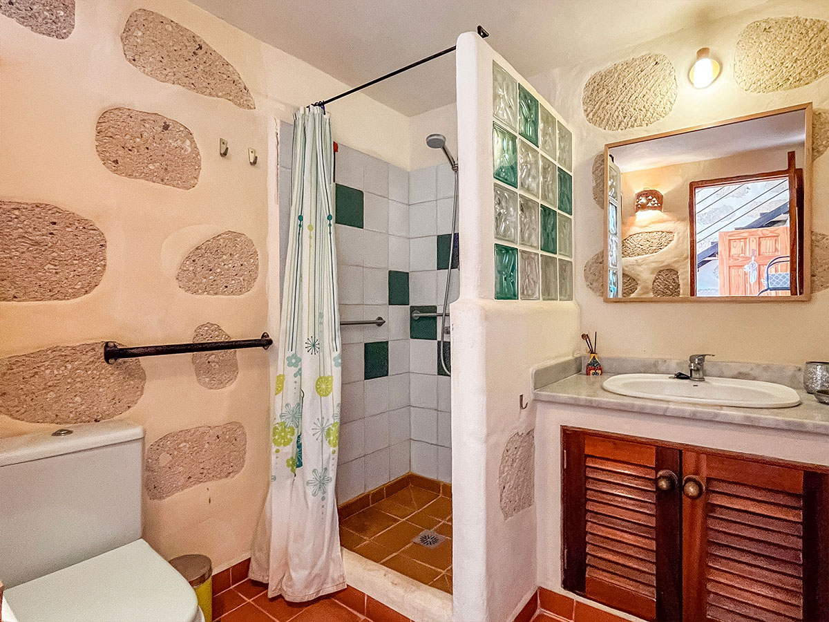 Bathroom-La-Finca-Rooms