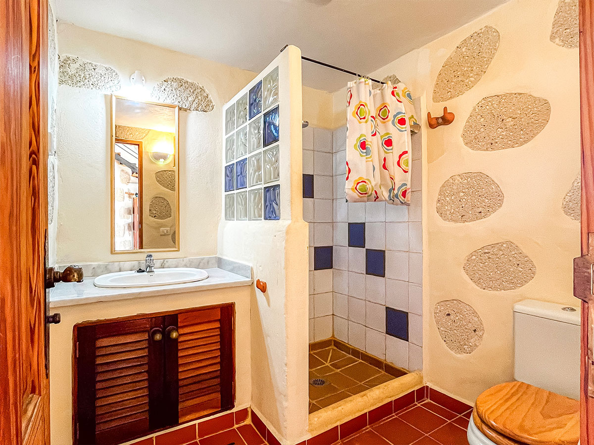 Bathroom-La-Finca-Rooms