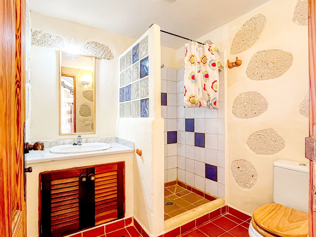 Bathroom-Twin-with-Balcony_Double-Bed