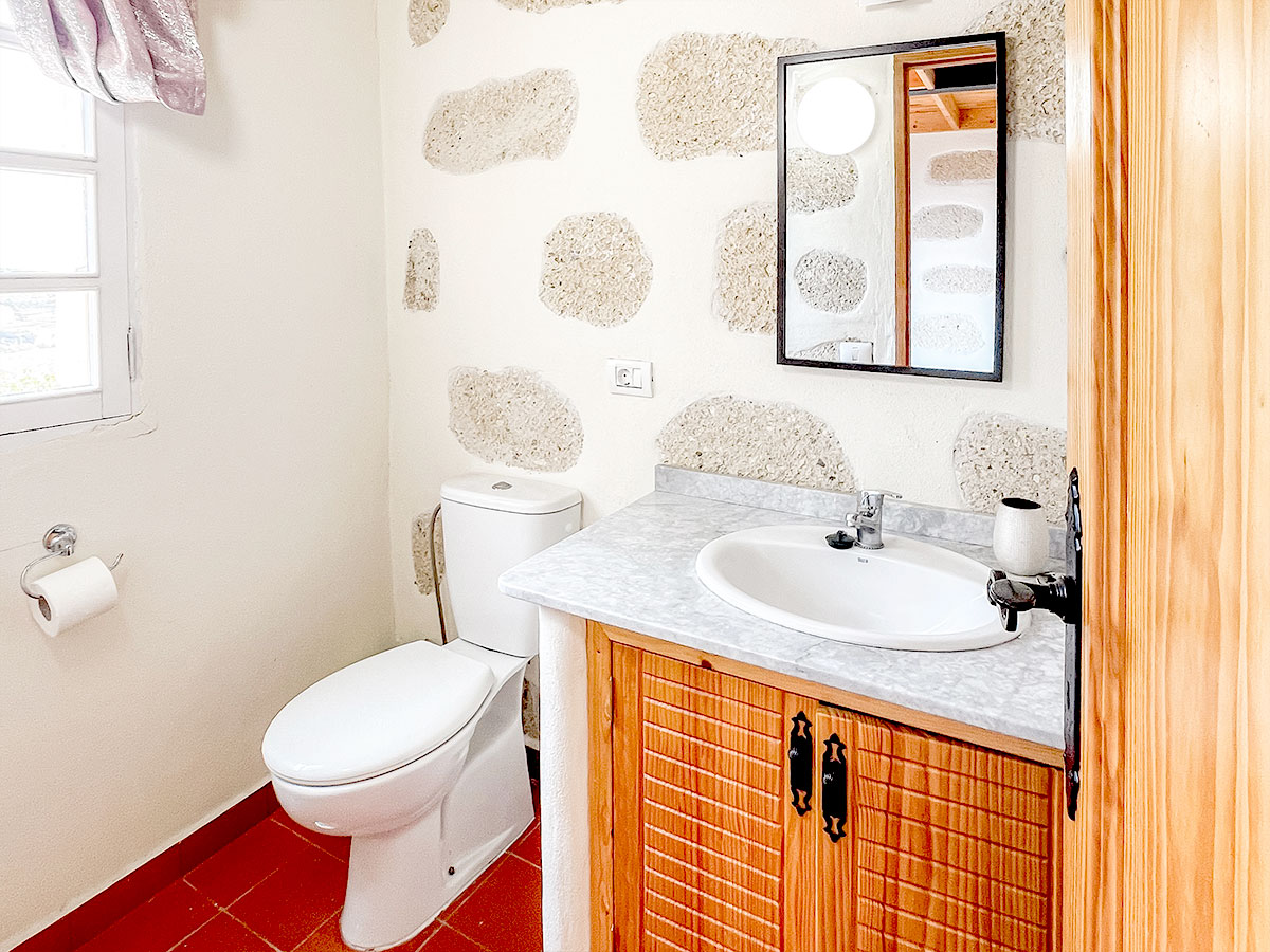 Bathroom(1)-Shared-Quad-with-Balcony