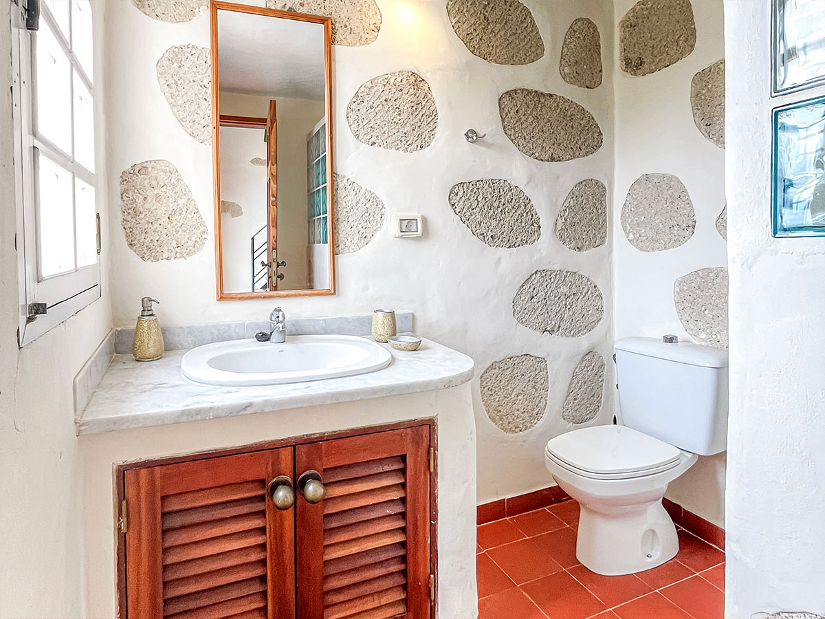Bathroom(2)-Shared-Quad-with-Balcony