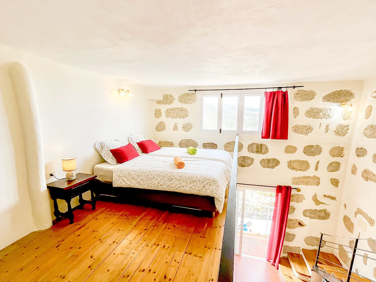 Beds-Twin-with-Balcony_Double-Bed