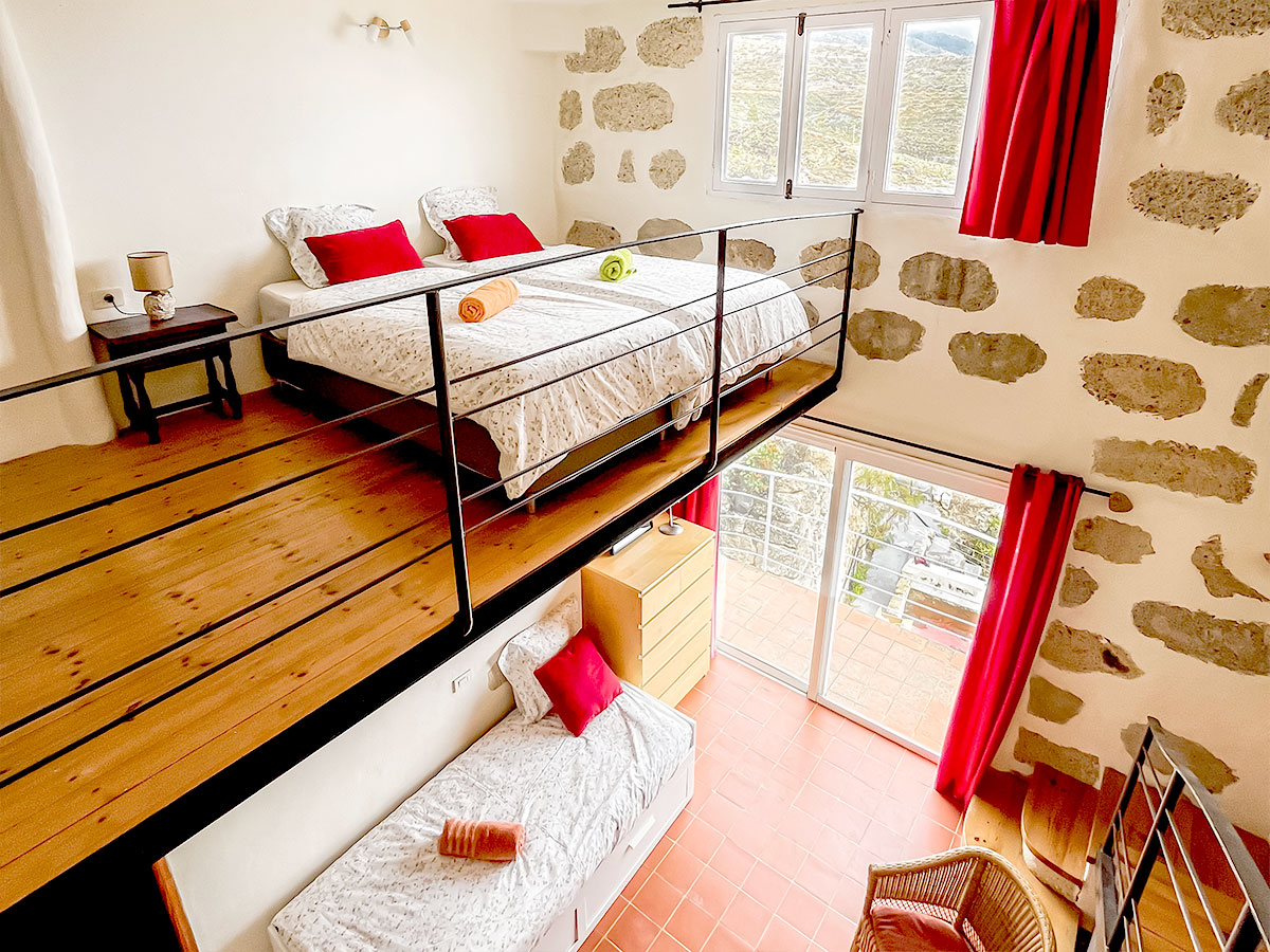 Shared-Twin-with-Balcony_Double-Bed